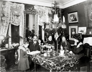 "Julfirande, borgerlig hemmiljö runt sekelskiftet 1900. Familj dricker kaffe i salongen - Nordiska Museet - NMA.0036172" 